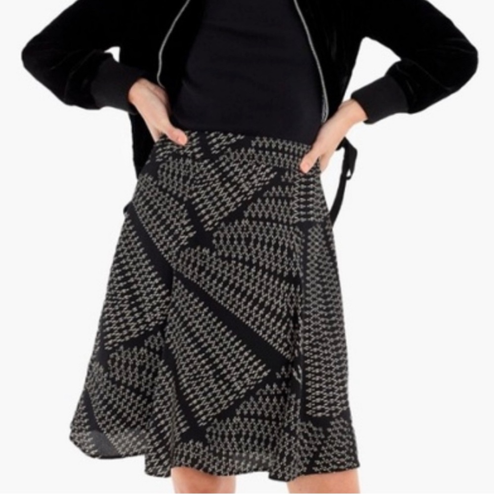 J Crew 365 Silk Mini Fit and Flare Skirt 100%
Silk In Kaleidoscope Dot